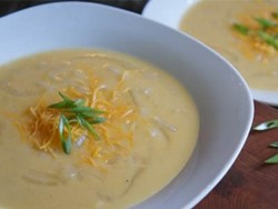 Zuppa Cremosa di Cipolle e Pollo