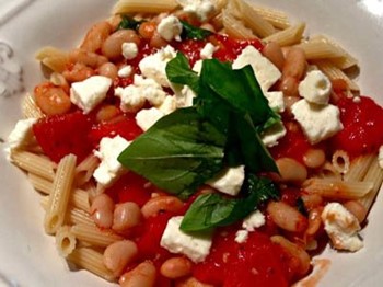 Pasta alla Greca con Pomodori, Fagioli e Feta: Il Mediterraneo nel Piatto