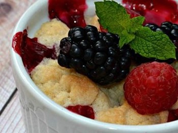Cobbler di Lamponi e Mirtilli: Un Dessert Rustico e Irresistibile